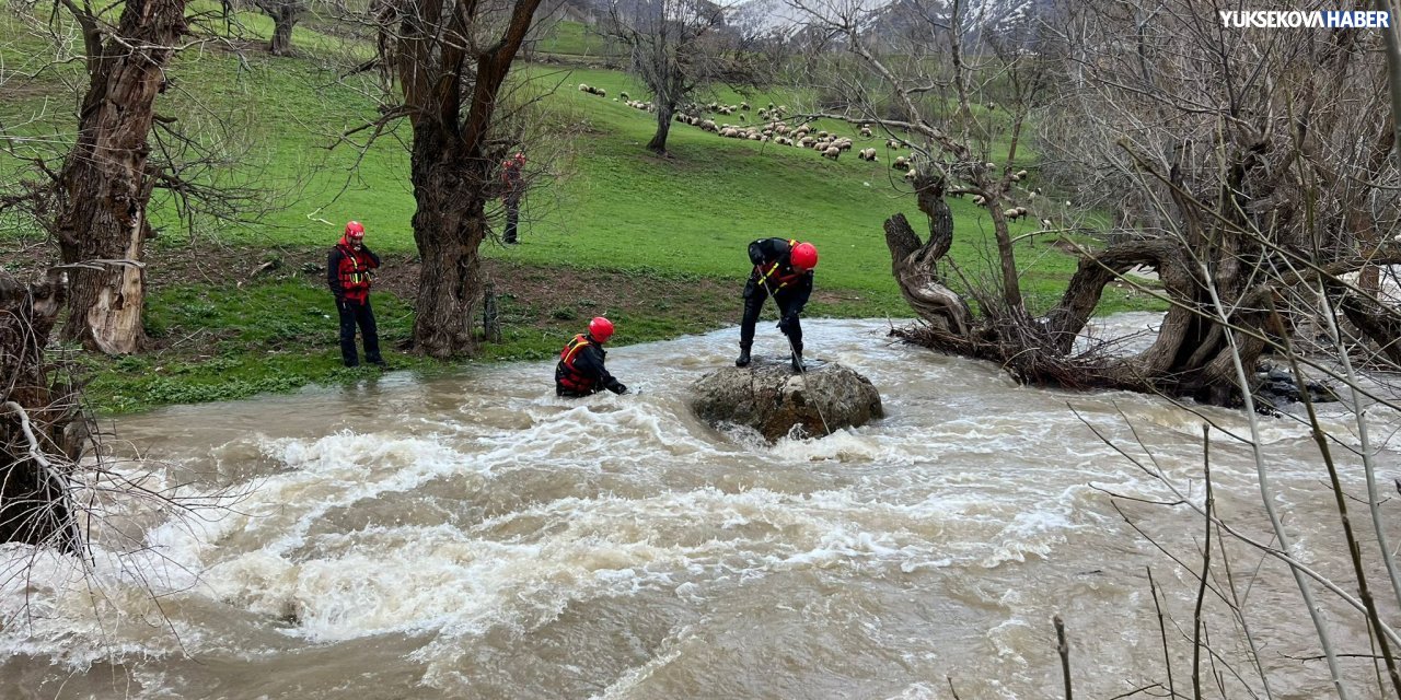 Şemdinli’de dereye düşen çocuğu arama çalışmaları yağış nedeniyle durduruldu