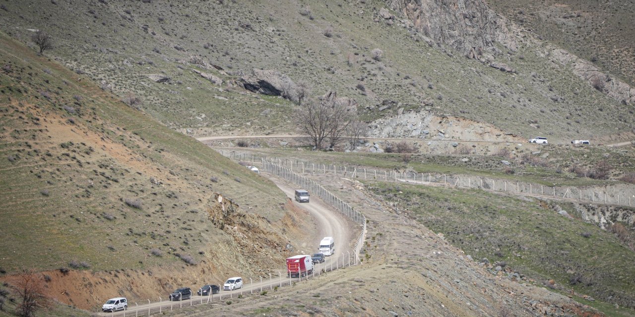 Valilik: Hakkari yolu 17.00 itibarıyla yeniden trafiğe kapatıldı