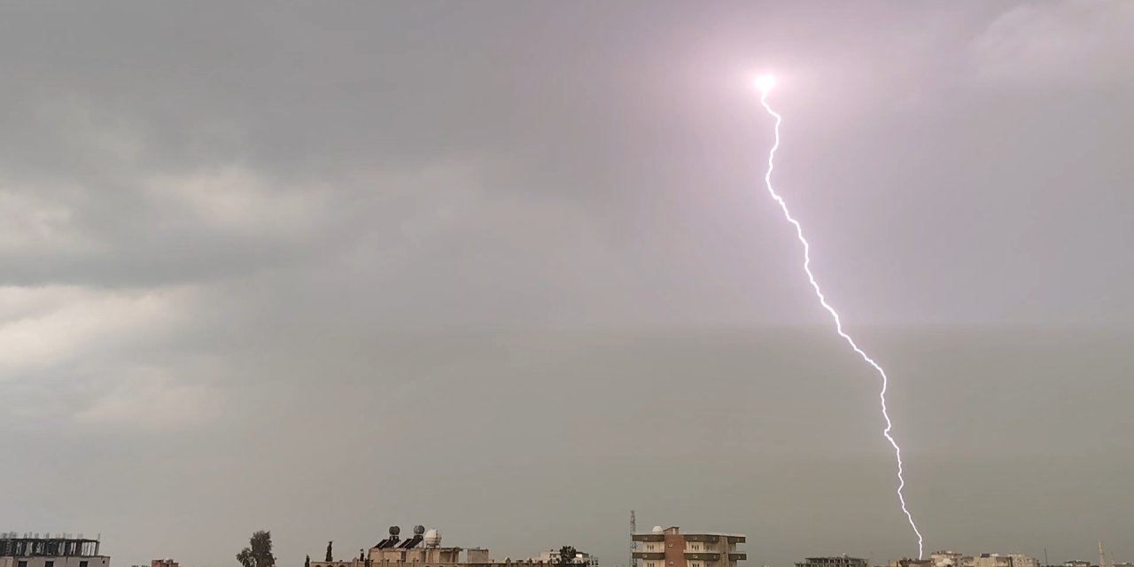 Silopi’de yıldırım düşme anları kamerada