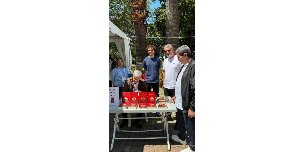 Gazeteci Mürsel Acay İzmir Kitap Fuarında okurlarıyla buluştu