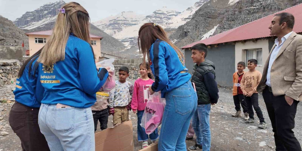 Beytüşşebap ilçesinde köy çocuklarına anlamlı hediye