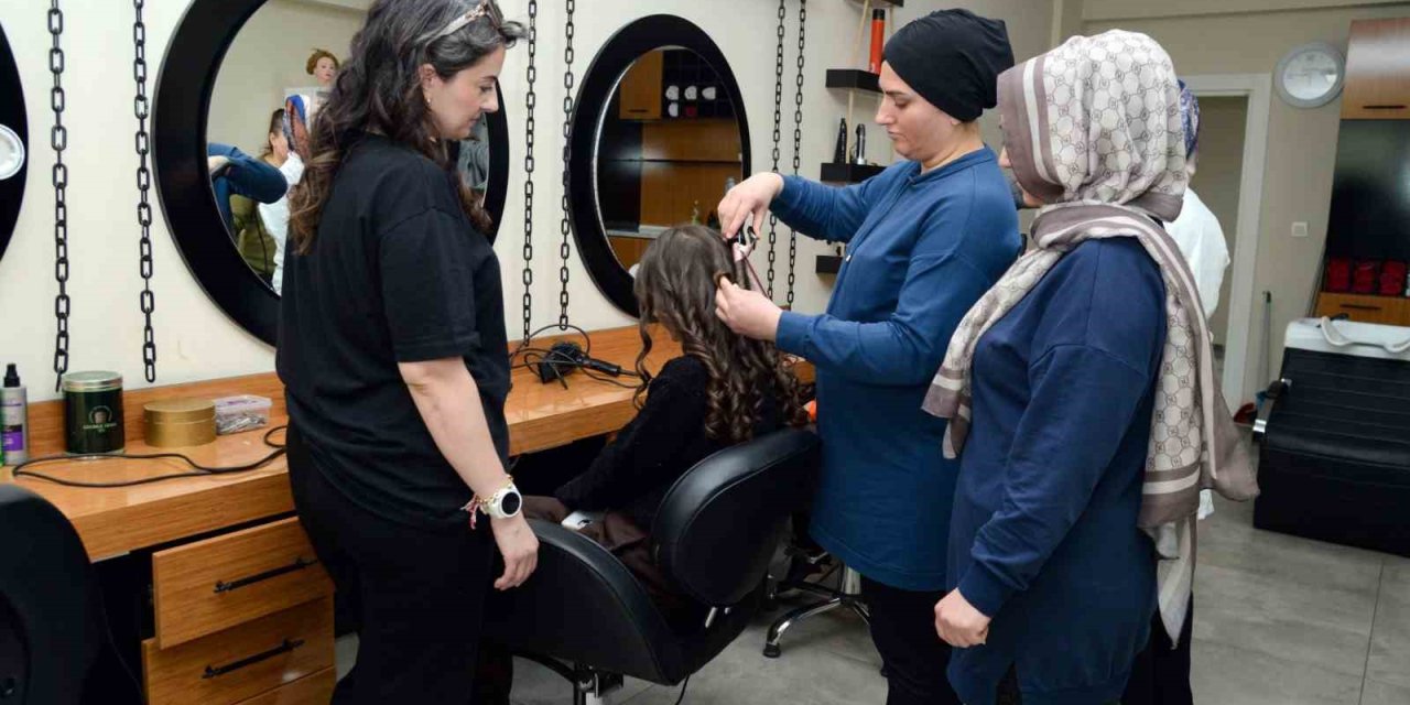 Kadınlar DİSMEK’te meslek öğreniyor