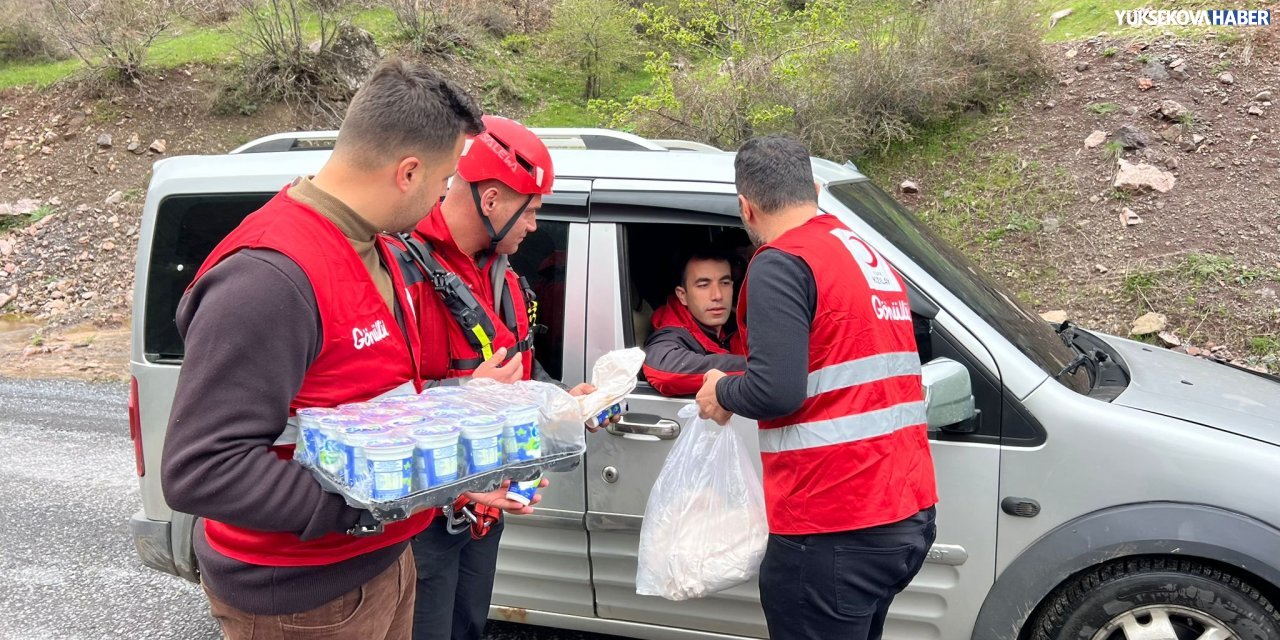 Şemdinli Belediyesi ve Kızılay’dan arama ekiplerine yemek desteği