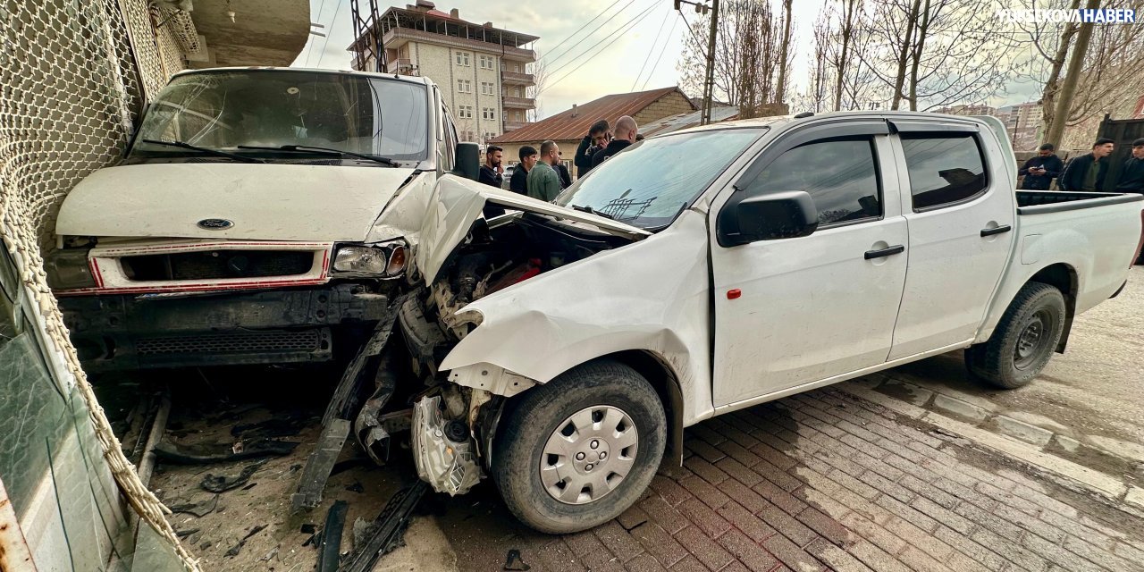 Yüksekova’da pikap park halindeki minibüse çarptı: 1 yaralı