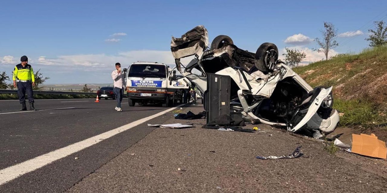 Şanlıurfa’da hafif ticari araç otomobille çarpıştı: 3 ölü, 5 yaralı