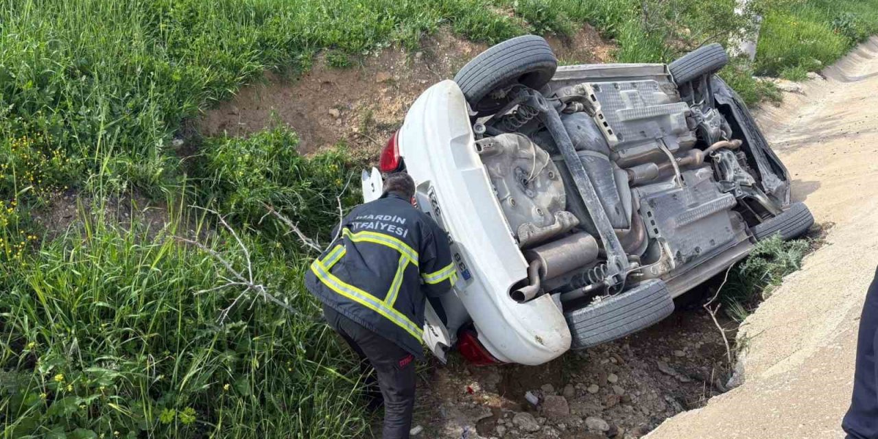 Mardin’de otomobil yol kenarına devrildi: 5 kişi yaralandı