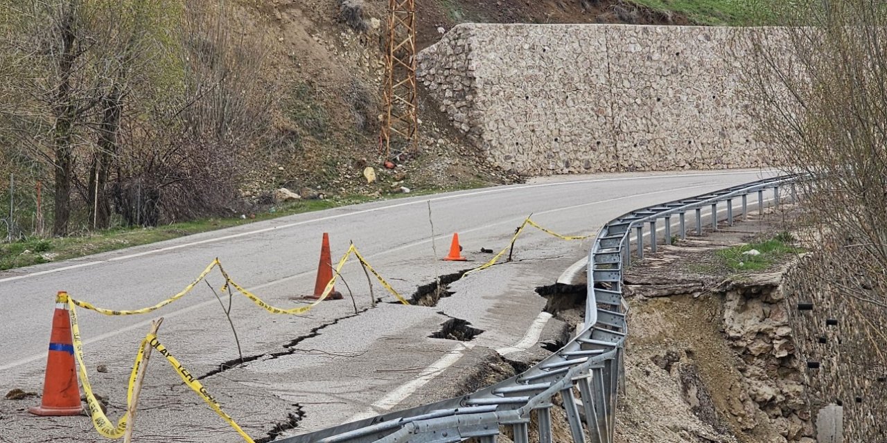 Hakkari yolunda ’yarık’ tehlikesi