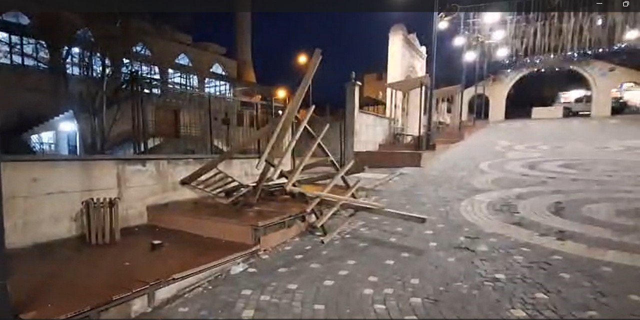 Hakkari’de Ulu Camii önündeki kamelyalar tahrip edildi