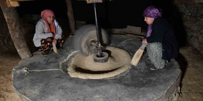 Asırlık su değirmeniyle doğal pirinç üretimi sürüyor