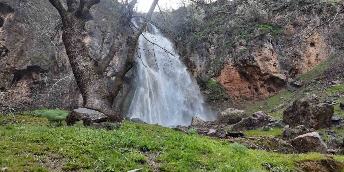 Beytüşşebap'ta baharla birlikte şelaleler coştu