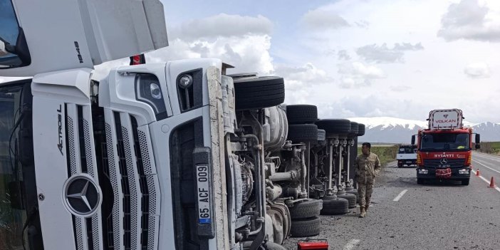 Van-Erciş yolunda tır devrildi: 1 yaralı