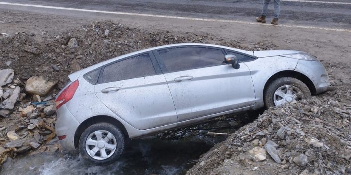Çukurca yolunda otomobil kanala düştü: 2 yaralı