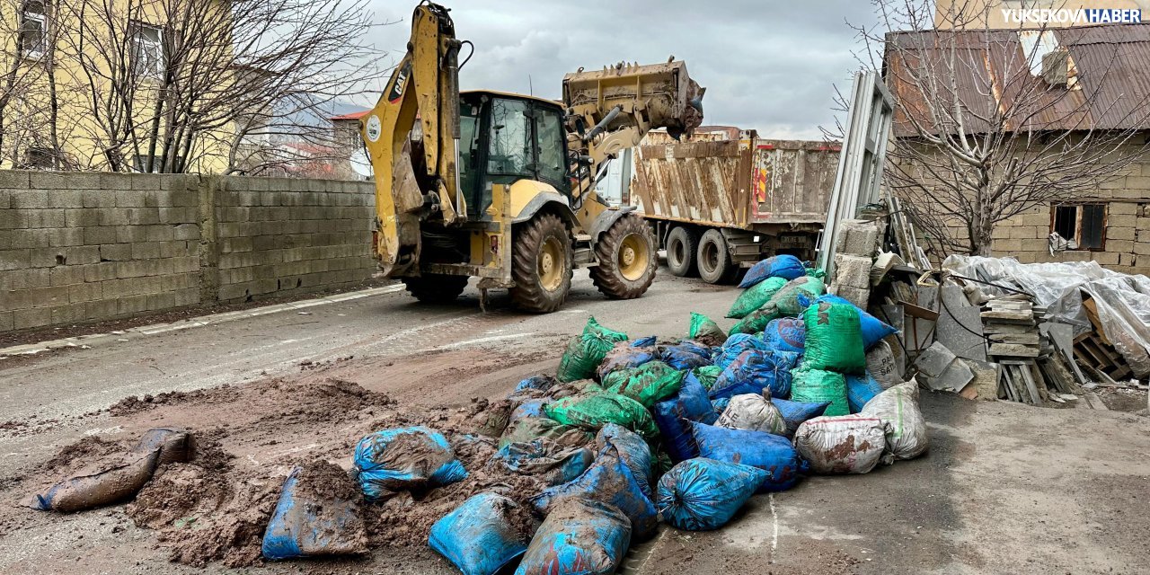 Yüksekova’da kül toplama çalışmaları başladı