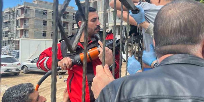 Demir korkuluk, küçük çocuğun koluna saplandı