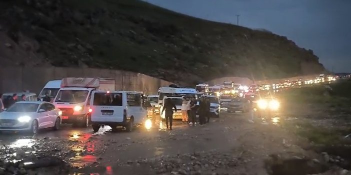 Cizre’de heyelan yolu kapattı, çok sayıda vatandaş mahsur kaldı