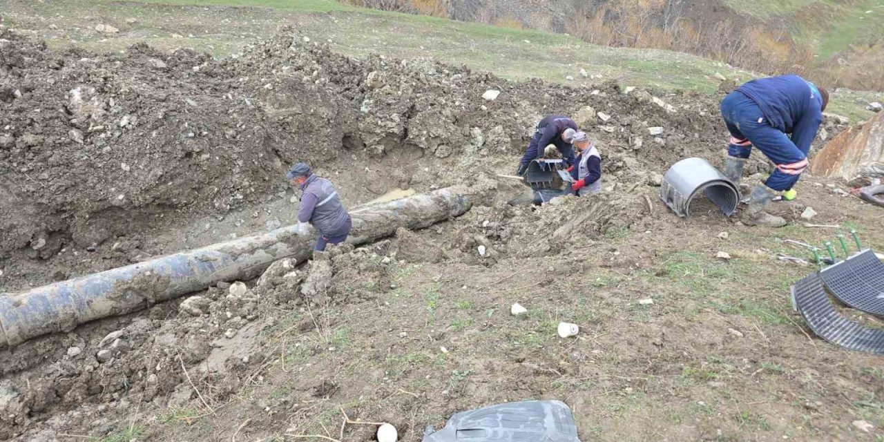 Hakkari'de heyelan içme suyu şebekesini vurdu
