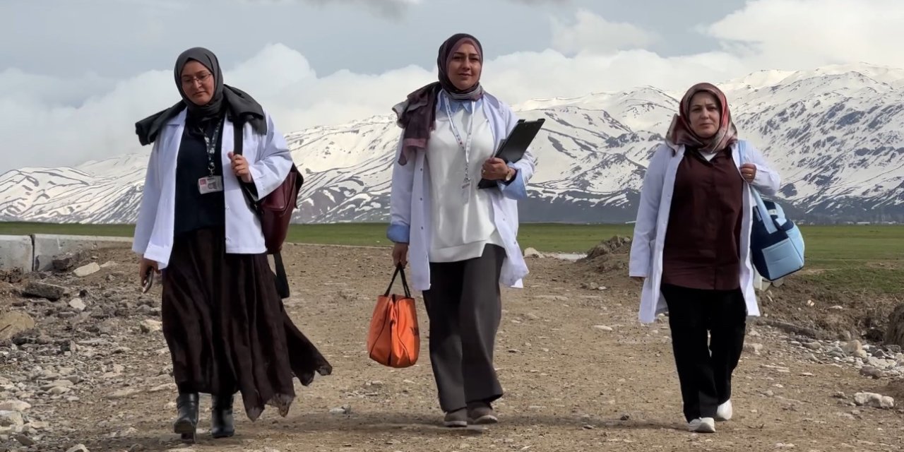 Yüksekova’da “Her Gebeye Bir Ebe” ile anne adaylarına yerinde deste