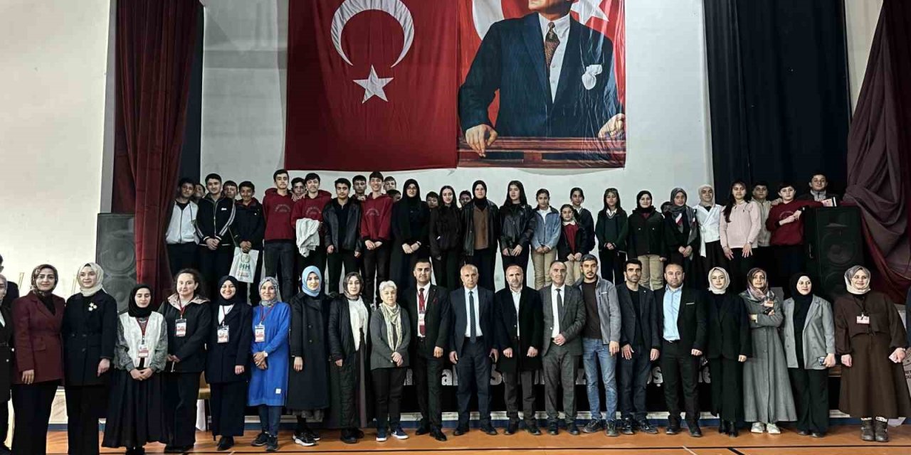 "Vakti Kuşanmak" il sergisi Yüksekova’da düzenlendi