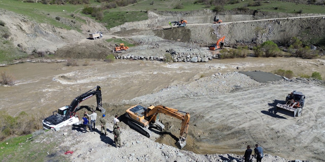 Hakkari-Van yolunda panel köprü çalışmalarında sona doğru