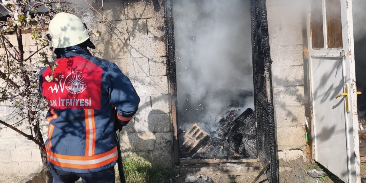 Tuşba’da odunlukta yangın