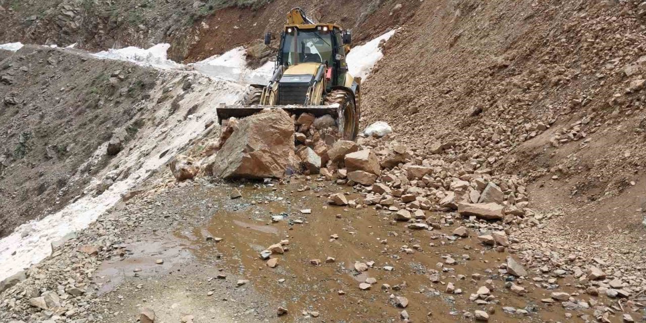 Kulp’ta hasar gören yollar onarılıyor