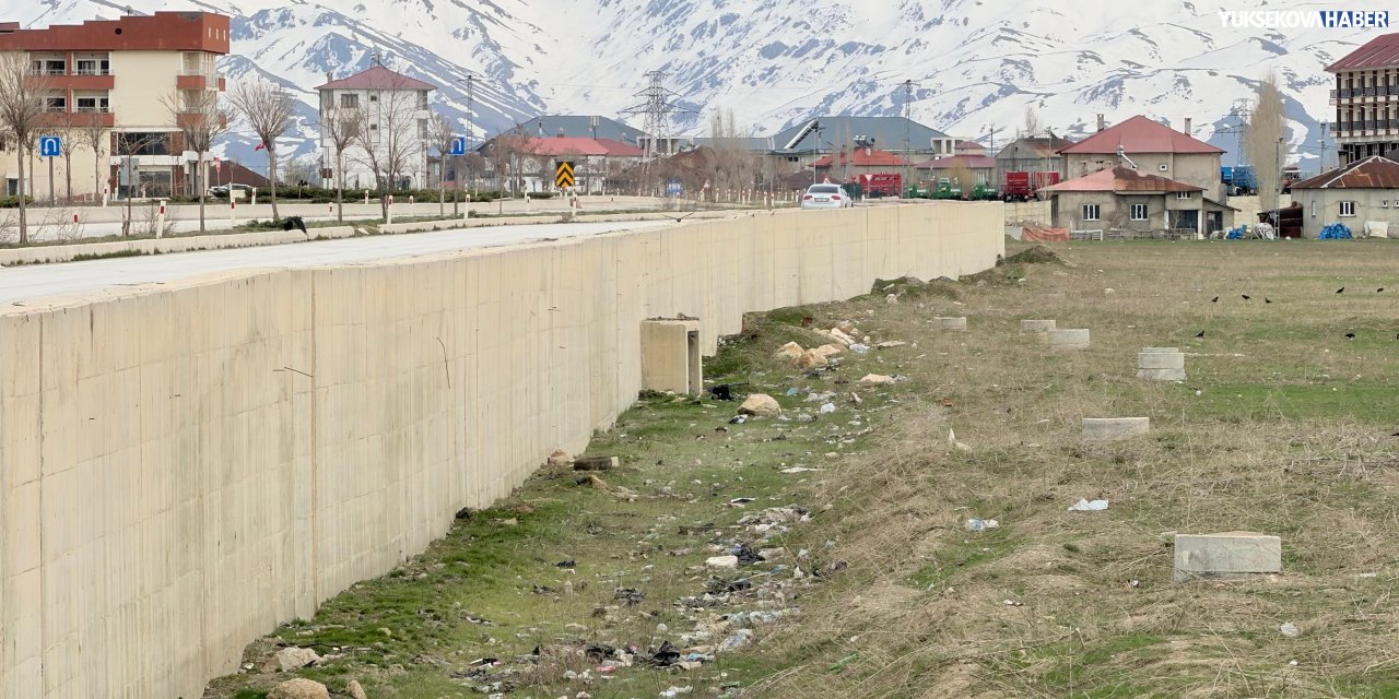 Yüksekova’da çevre yolu kenarındaki çöpler tepki çekti