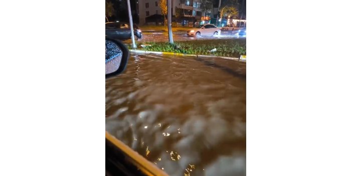 Diyarbakır’da sağanak yağış yolları göle çevirdi