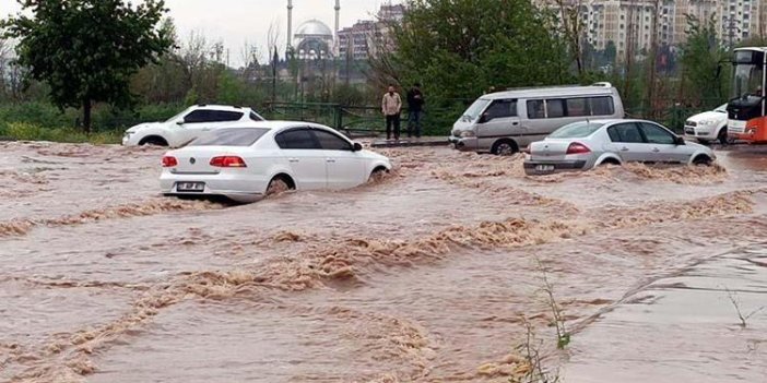 Antep’te sağanak ve fırtınada çatılar uçtu, ağaçlar devrildi: 23 yaralı