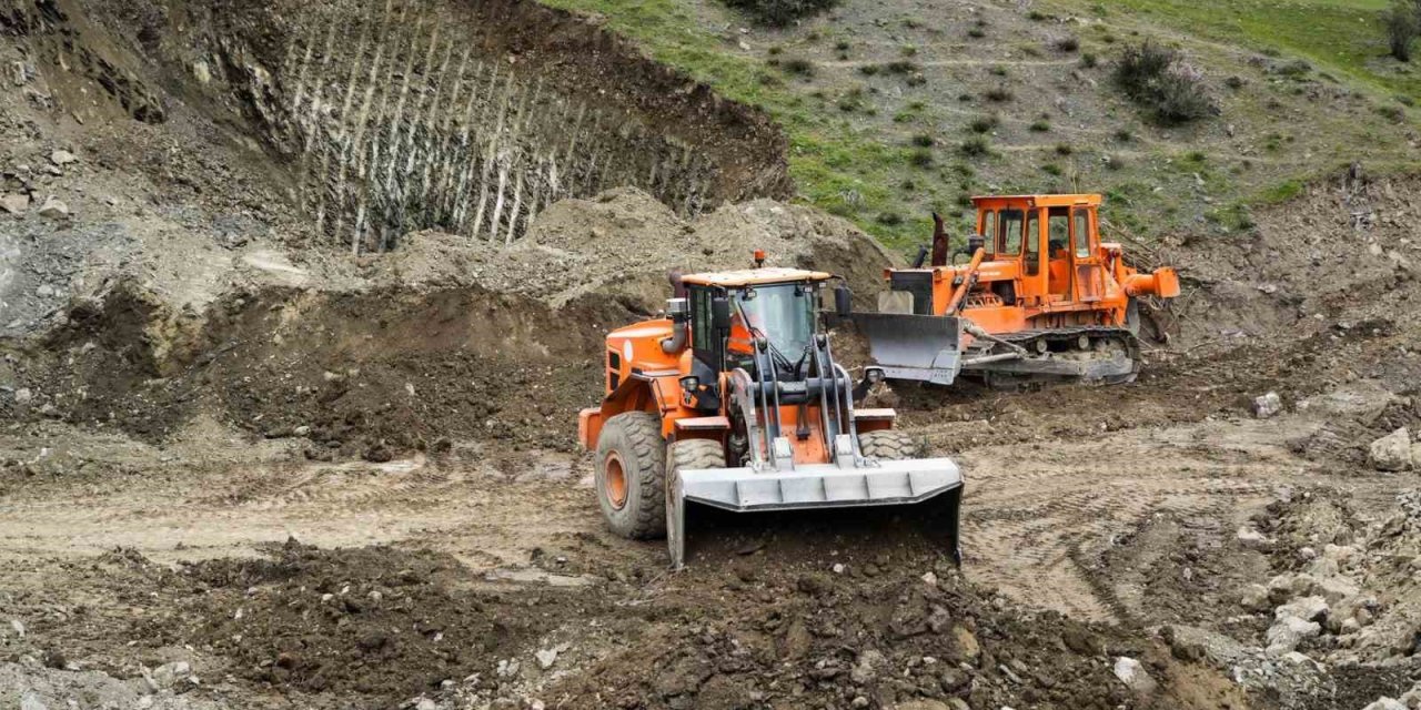 Hakkari yolundaki heyelan riskine karşı ’mühendislik’ uyarısı