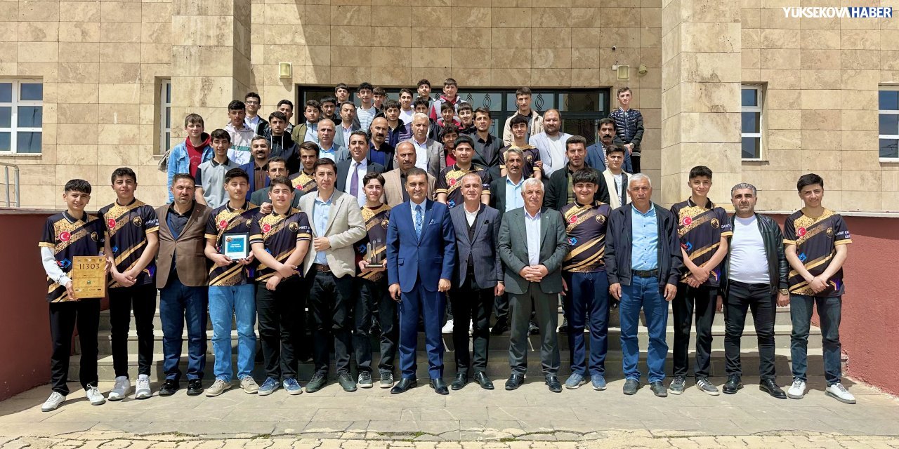 Yüksekova’da muhtarlardan Bezoar Robotics takımına ziyaret