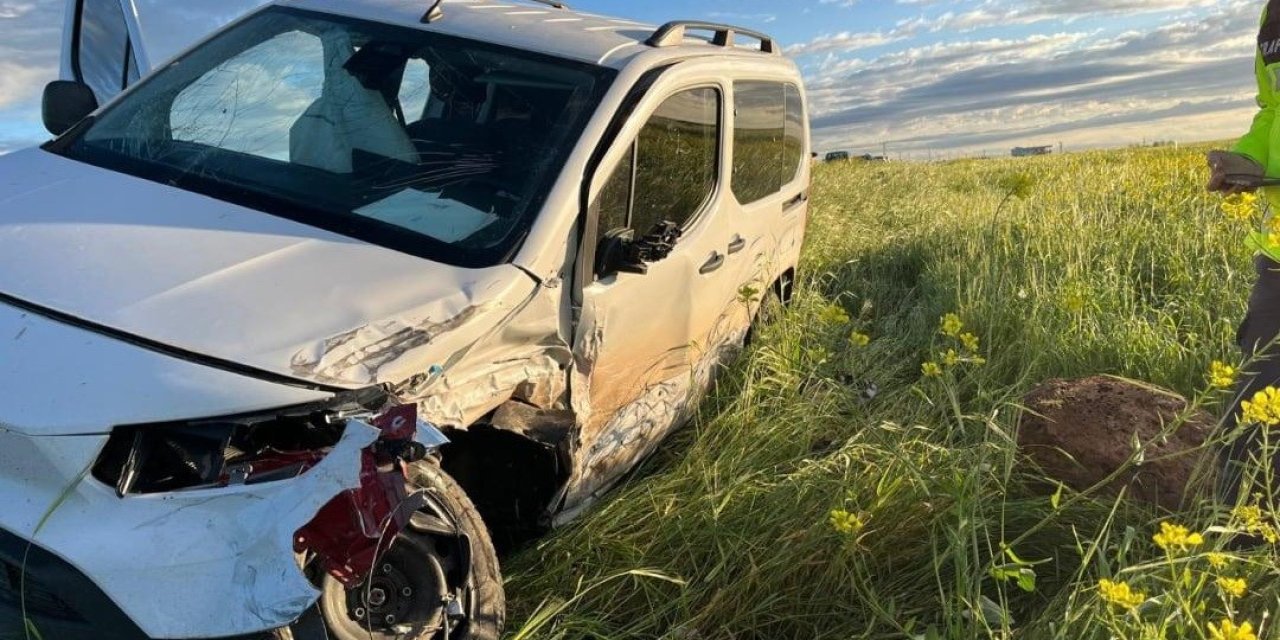 Diyarbakır'da otomobil ile hafif ticari araç çarpıştı: 3 yaralı