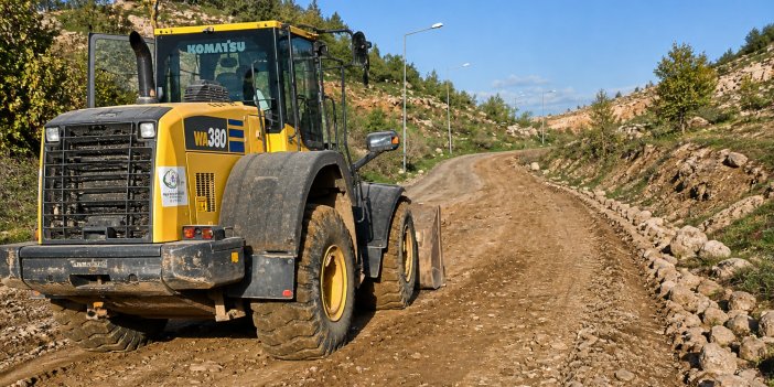 Derecik Sınır Kapısının çamurlu yolunda kumlama çalışması