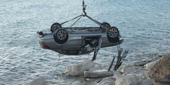 Van'da göle uçan otomobil çıkarıldı