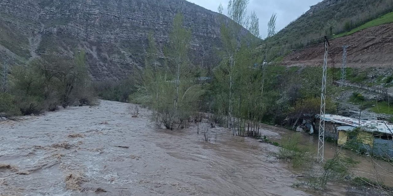 Şırnak’ta Habur Çayı taştı, ev ve ahırları su bastı