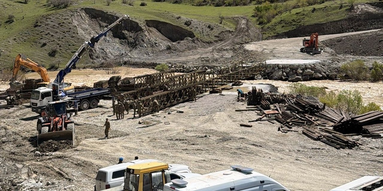 Hakkari-Van yolunda panel köprü çalışması sürüyor