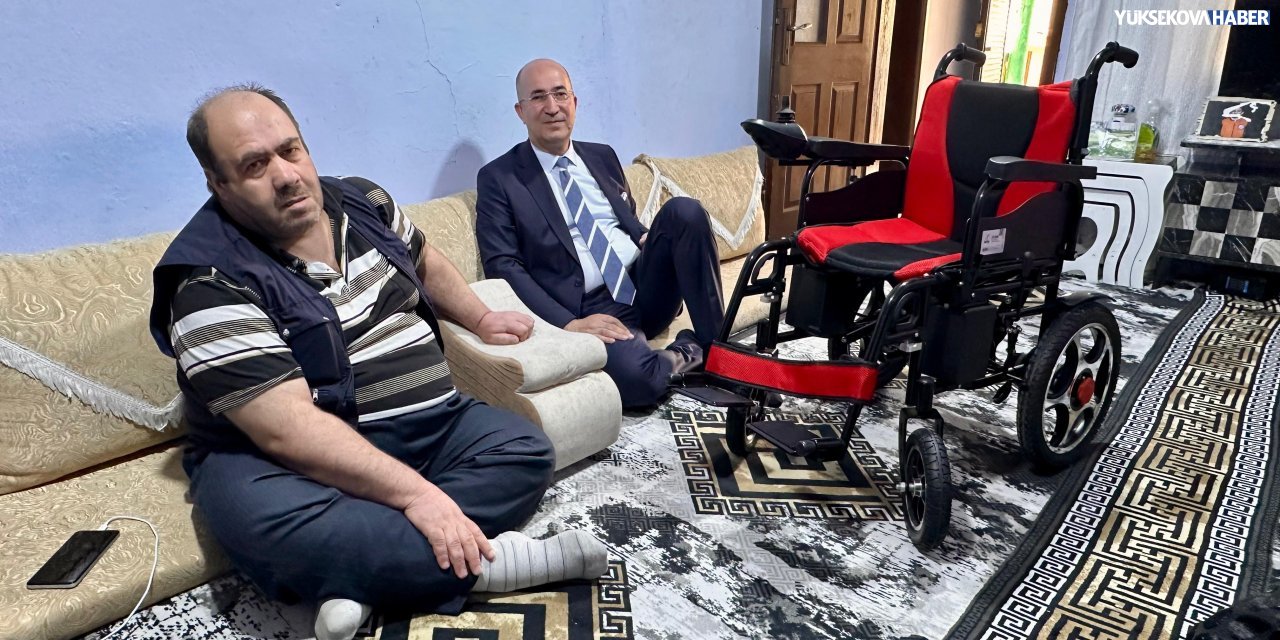 Yüksekova’da Adil Kına’ya akülü sandalye desteği