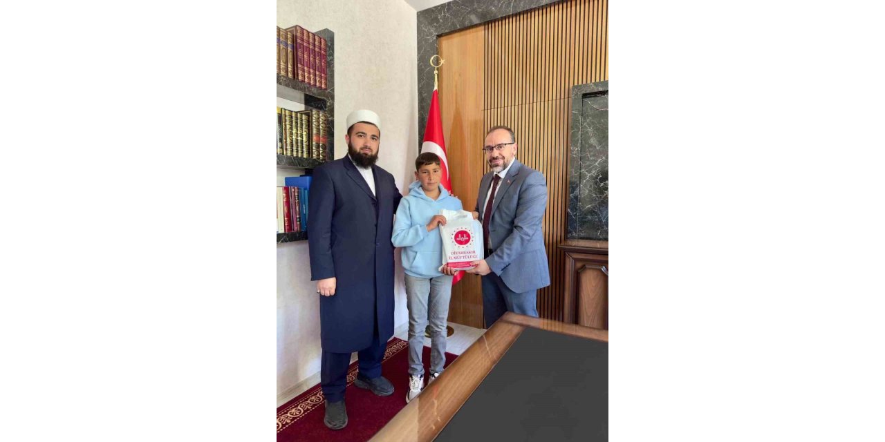 Diyarbakır'da cami inşaatına kumbarasını bağışlayan genç ödüllendirildi