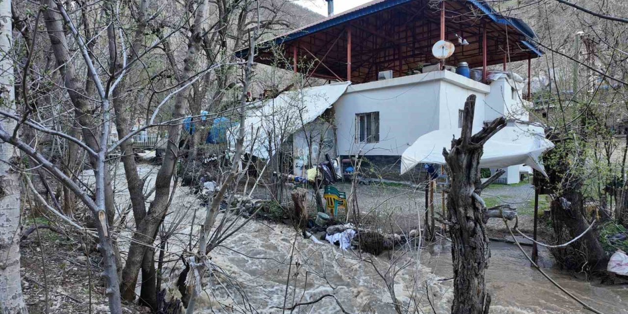 Şırnak’ta ev ve ahırları su bastı