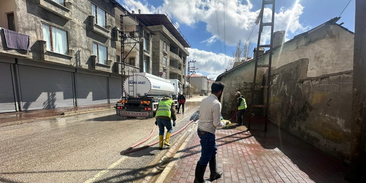 Yüksekova’daki caddelerde yıkama ve temizlik çalışmaları sürüyor