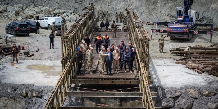 Vali Taşyapan, Hakkari yolundaki panel köprü çalışmalarını inceledi