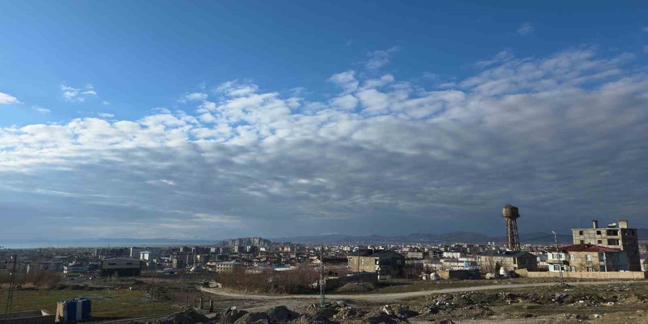 Kümülüs bulutları ve Van Kalesi’nin muazzam uyumu