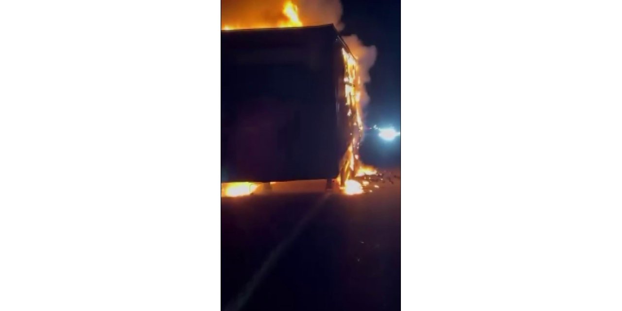 Diyarbakır’da seyir halindeki tır alevlere teslim oldu