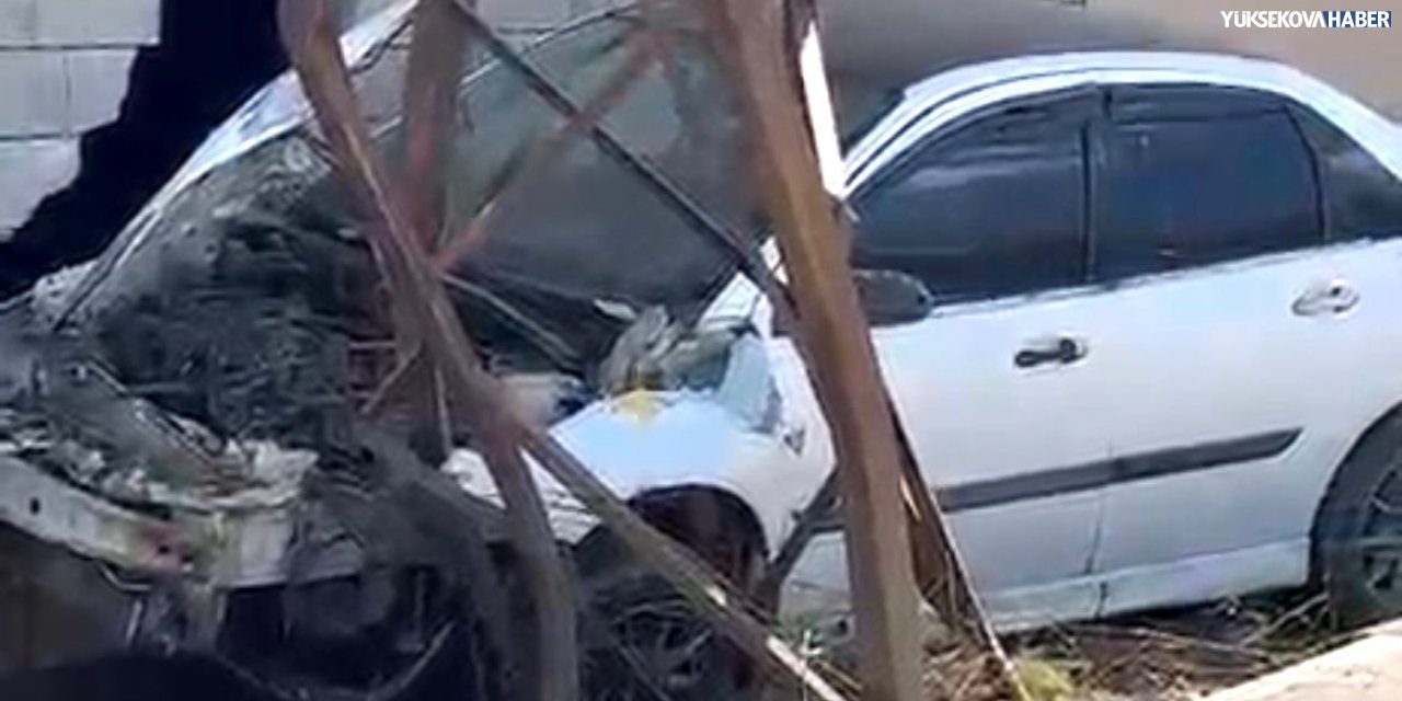 Yüksekova’da kontrolden çıkan araç duvara çarptı: 3 yaralı