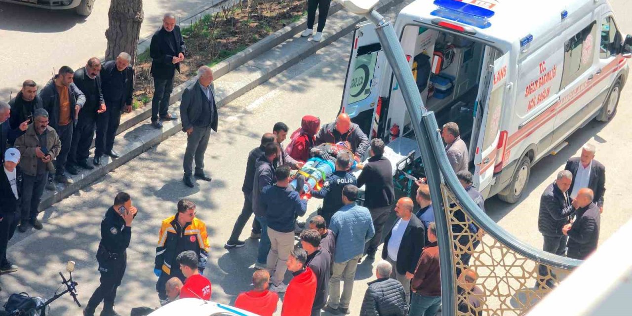 Bitlis'in Tatvan ilçesinde motosiklet ile elektrikli bisiklet çarpıştı: 2 yaralı