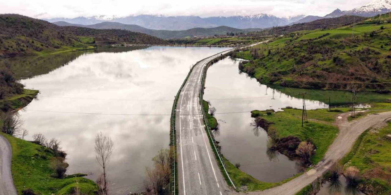Hizan’daki baraj gölünün eşsiz manzarası havadan görüntülendi