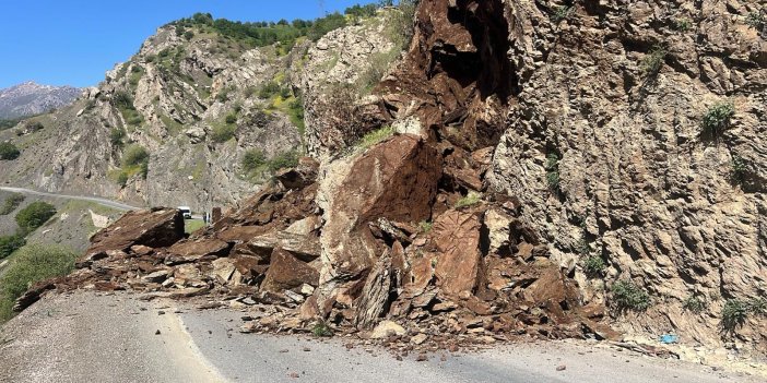 Şemdinli-Derecik yolu heyelan nedeniyle ulaşıma kapandı