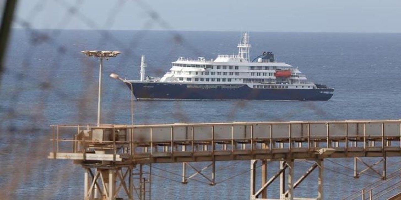 Hantavirüs vakalarının tespit edildiği yolcu gemisi, Tenerife kentine ulaştı