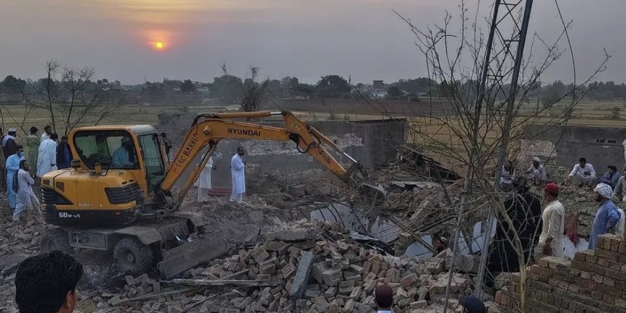 Pakistan’da karakola bombalı saldırı: 12 ölü, 2 yaralı