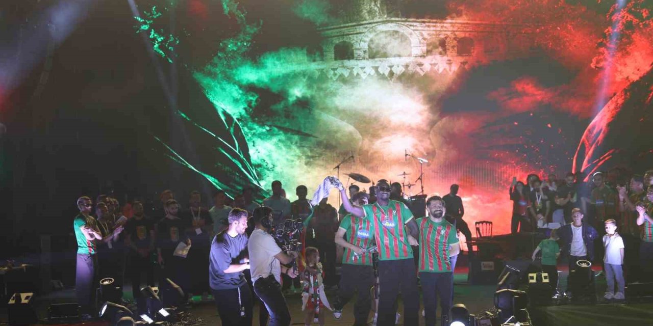Amedspor kupayı kaldırarak şampiyonluğu kutladı