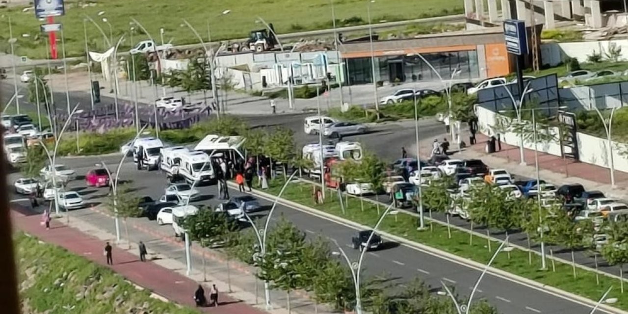 Diyarbakır’da şehir içi minibüs ile otomobil çarpıştı: 5 yaralı